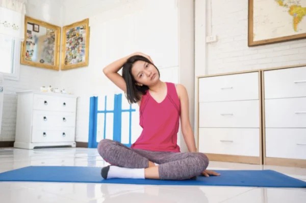 Căng duỗi phần cơ hai bên cổ chữa đau vai gáy