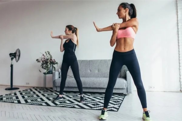 Bài tập làm giãn cơ tay giúp chữa đau vai gáy