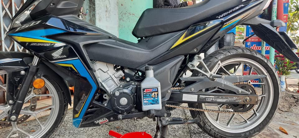 Amsoil 10W40 - Xe số và tay côn