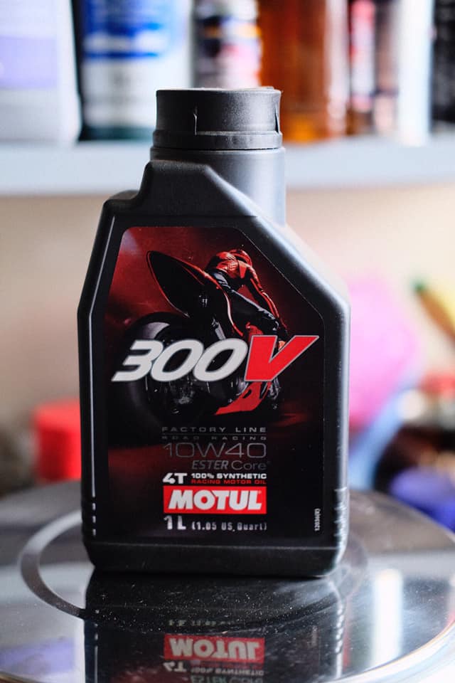 Motul 300V Factory Line 10W40 - Xe số và tay côn